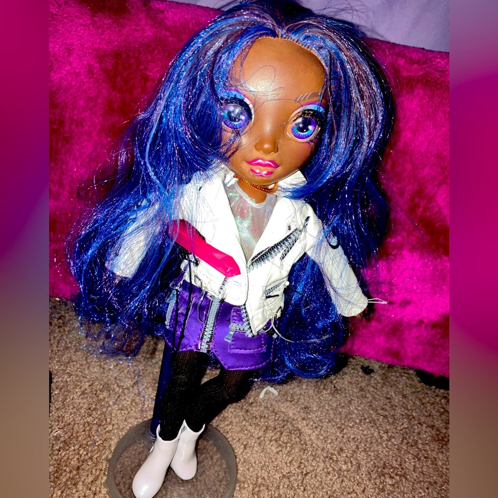 I’m selling this rainbow high doll for girls